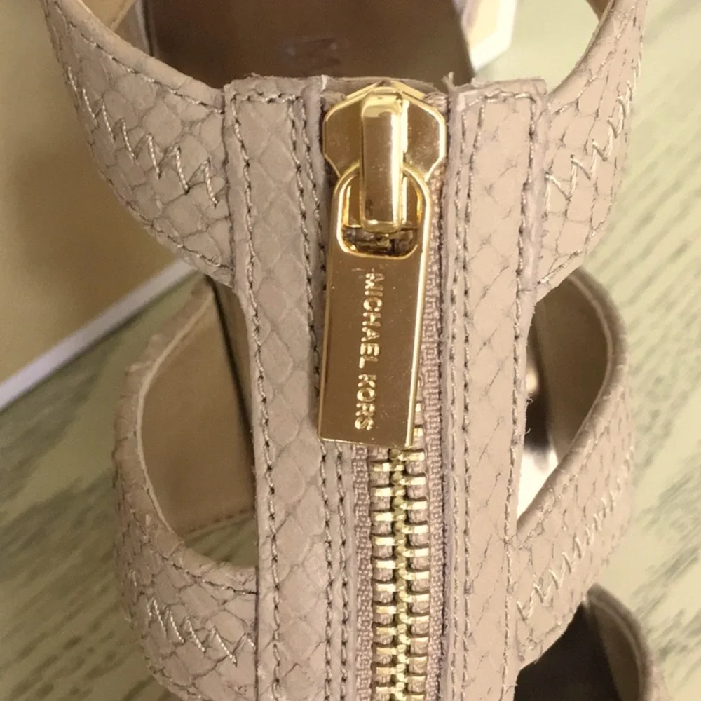 🫶🏻 Michael KORS 7.5 Berkley T Strap Embossed Leather Shoes - Picture 3 of 8